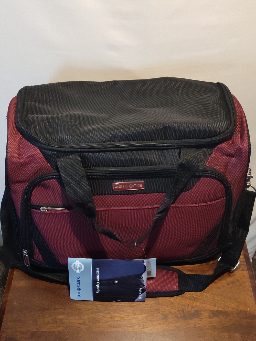 NWT Samsonite Crimson Red and Black Men's Duffel Bag with Shoulder Strap